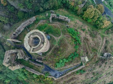 Filipsburg Kalesi 'nin Monreal Almanya üzerindeki hava planı. Pentagonal kulesi ve geniş yuvarlak kalesi var.