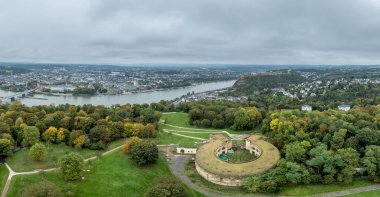Arka planda Ehrenbreitstein Kalesi ile Koblenz 'deki Asterstein Kalesi' nin havadan görüntüsü 