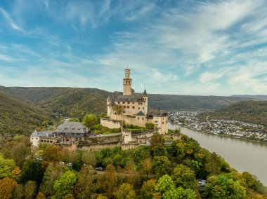Braubach Almanya 'sındaki Markburg ortaçağ kalesinin havadan görünüşü Ren nehrinin üzerinde yükselmeye devam ediyor.
