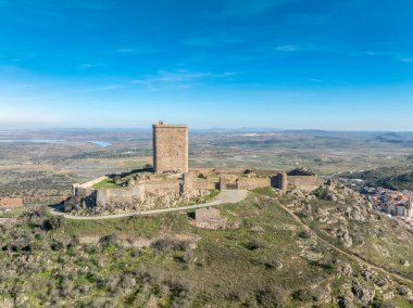 İspanya 'daki Feria kalesinin havadan görünüşü, Gotik ve Mudjar tarzı binalar, kare kaleler, mavi gökyüzü arka planı