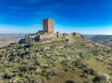 İspanya 'daki Feria kalesinin havadan görünüşü, Gotik ve Mudjar tarzı binalar, kare kaleler, mavi gökyüzü arka planı