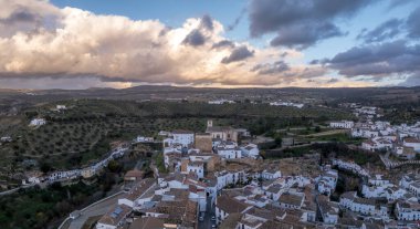 Setenil de las Bodegas 'ın havadan görünüşü ortaçağ şehir merkezi tepe kale, kilise dramatik günbatımı gökyüzü