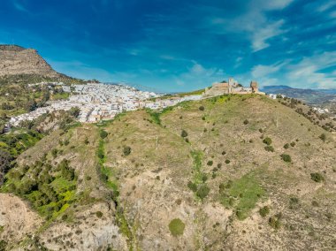 İspanya 'daki Alora Ortaçağ Tepesi Kalesi' nin havadan görünüşü.