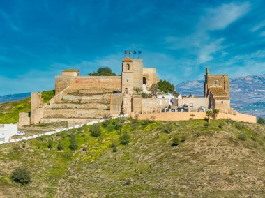 İspanya 'daki Alora Ortaçağ Tepesi Kalesi' nin havadan görünüşü.