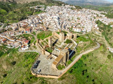 İspanya 'daki Alora Ortaçağ Tepesi Kalesi' nin havadan görünüşü.