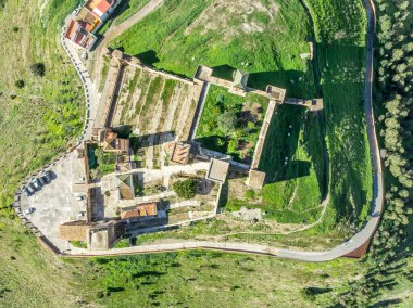 İspanya 'daki Alora Ortaçağ Tepesi Kalesi' nin havadan görünüşü.