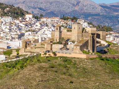 İspanya 'daki Alora Ortaçağ Tepesi Kalesi' nin havadan görünüşü.