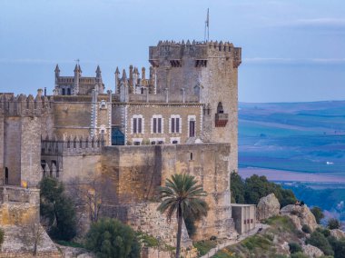 Almodovar del Rio İspanya üzerindeki Almodovar şatosunun havadan görünüşü, yenilenmiş kuleleri olan Gotik Mudejar stili, günbatımı gökyüzü