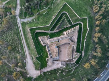 Badajoz 'daki San Cristobal Kalesi' nin havadan görünüşü şehrin yüksek kesimine hendek ve ravelin ile hükmediyor.