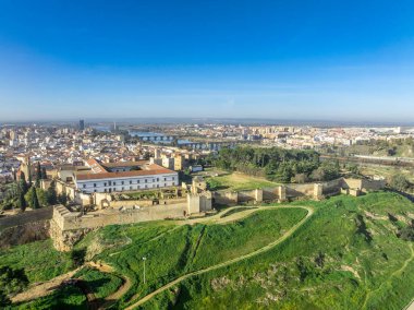 Badajoz Alcazaba Sarayı 'nın havadan görünüşü Guadiana nehri üzerindeki bir tepenin İslami döneminden kalma.