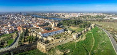 Badajoz Alcazaba Sarayı 'nın havadan görünüşü Guadiana nehri üzerindeki bir tepenin İslami döneminden kalma.