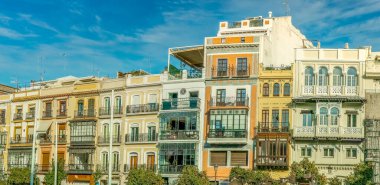 Sevilla merkezli renkli apartmanların panoraması. Kapalı balkon mavi gökyüzü. 
