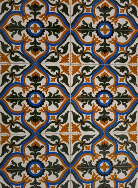 Sevilla tarzı seramik duvar deseni, çiçek motifleri, karmaşık geometrik desenler