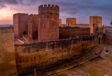 Alcal de Guadara Şatosu: Fas & Gotik Tasarım Çalışması, kare kuleler, siperler günbatımı gökyüzü