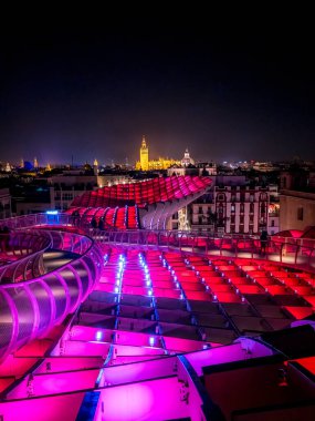 Setas Seville: Sıcak ışıklarla parlayan mantar benzeri yapı, şehir manzaralı sihirli bir çatı yürüyüşü sunuyor. Karanlık, aydınlık katedral arkaplanından sonra bile canlı bir merkez.