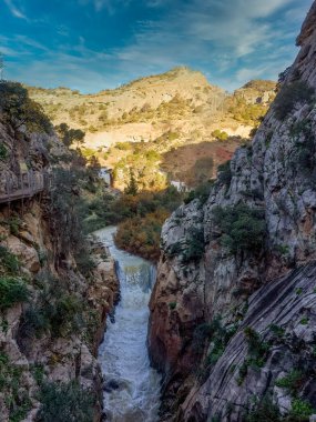Caminito del Rey: Nehrin yukarısındaki sarp kayalıklara tutunarak asılmış bir yürüyüş yolunda çarpıcı bir vadide yürüyüş yapmak. 