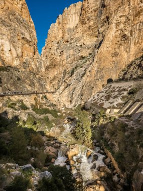 Caminito del Rey: Nehrin yukarısındaki sarp kayalıklara tutunarak asılmış bir yürüyüş yolunda çarpıcı bir vadide yürüyüş yapmak. 