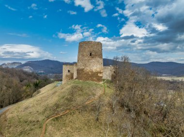 Bologa Sebesvar Kalesi Yıkıntısı: Yuvarlak kuleleri olan Ortaçağ Gotik Savunmaları, tepenin üzerindeki kaleler, hava manzarası