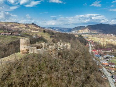 Bologa Sebesvar Kalesi Yıkıntısı: Yuvarlak kuleleri olan Ortaçağ Gotik Savunmaları, tepenin üzerindeki kaleler, hava manzarası