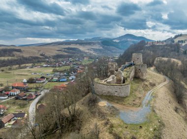 Bologa Sebesvar Kalesi Yıkıntısı: Yuvarlak kuleleri olan Ortaçağ Gotik Savunmaları, tepenin üzerindeki kaleler, hava manzarası