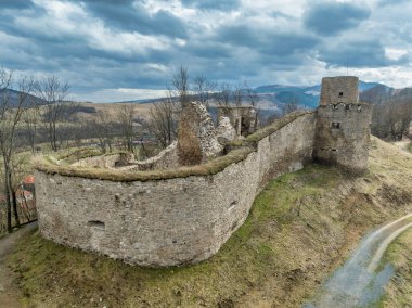 Bologa Sebesvar Kalesi Yıkıntısı: Yuvarlak kuleleri olan Ortaçağ Gotik Savunmaları, tepenin üzerindeki kaleler, hava manzarası