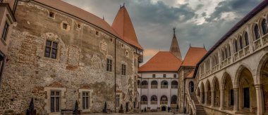 Gotik ve Rönesans sarayı ve kapı kulesi olan Hunedoara Vajdahunyad şatosunun iç avlusu. 