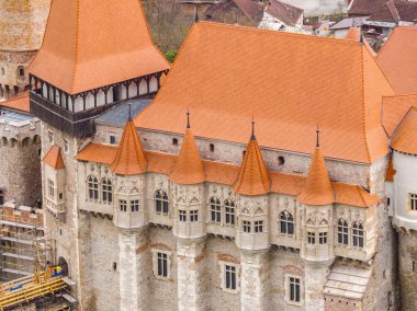 Romanya 'nın Hunedoara kentindeki Corvin şatosunun havadan yakın görüntüsü Gotik sarayını kırmızı rood ile restore etti