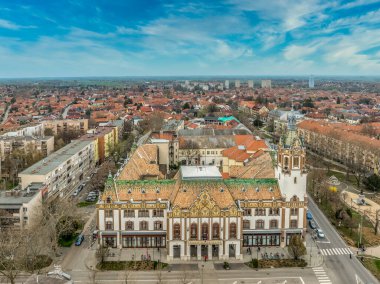Zsolnay seramikleriyle kaplı etkileyici Art Nouveau belediye binası binasıyla Kiskunfelegyhaza şehir merkezinin hava manzarası.