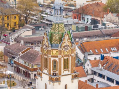 Zsolnay seramikleriyle kaplı etkileyici Art Nouveau belediye binası binasıyla Kiskunfelegyhaza şehir merkezinin hava manzarası.
