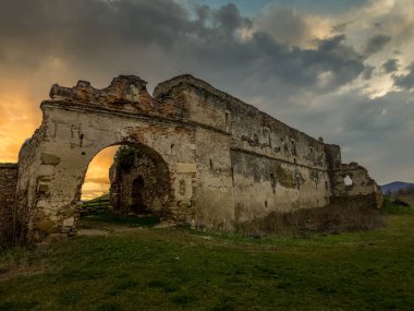 Vintu de Jos, Transilvanya 'daki Alvinc Martinuzzi Kalesi' nin renkli gün batımıyla yıkıntısı manzarası