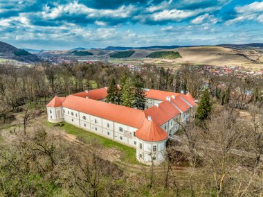 Gilau şatosu Gyalu 'nun Cluj yakınlarındaki bir tepenin üzerindeki hava manzarası, yeni restore edilen duvarlar, Romanya' daki kulelerin çatısı