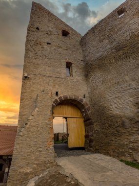 Romanya 'daki Deva Kalesi kapısı, kısmen restore edilmiş tepe soylu konutu, askeri garnizon ve Mures Vadisi' nin gün batımı gökyüzü hapishanesi