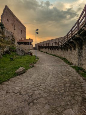 Kaleler, duvarlar, Deva kalesindeki harabe saray binası Romanya 'da dramatik gün batımı gökyüzü