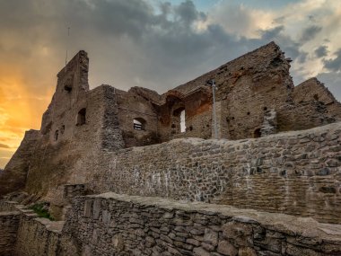 Kaleler, duvarlar, Deva kalesindeki harabe saray binası Romanya 'da dramatik gün batımı gökyüzü
