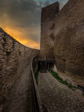 Kaleler, duvarlar, Deva kalesindeki harabe saray binası Romanya 'da dramatik gün batımı gökyüzü