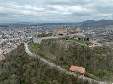 Romanya 'daki Deva Kalesi' nin havadan görünüşü, kısmen restore edilmiş tepe soylu konutu, askeri garnizon ve Mures Vadisi üzerindeki hapishane.