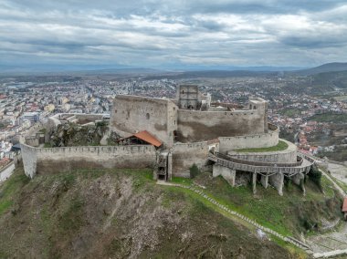 Romanya 'daki Deva Kalesi' nin havadan görünüşü, kısmen restore edilmiş tepe soylu konutu, askeri garnizon ve Mures Vadisi üzerindeki hapishane.