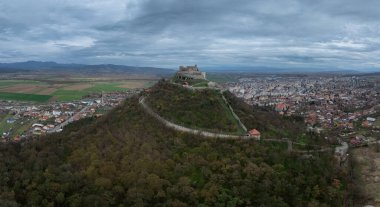 Romanya 'daki Deva Kalesi' nin havadan görünüşü, kısmen restore edilmiş tepe soylu konutu, askeri garnizon ve Mures Vadisi üzerindeki hapishane.