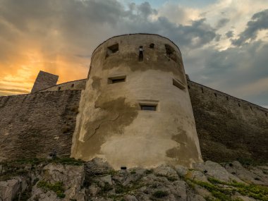 Kaleler, duvarlar, Deva kalesindeki harabe saray binası Romanya 'da dramatik gün batımı gökyüzü
