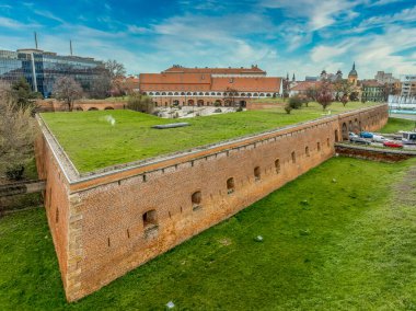 Timisoara 'daki Maria Theresia kalesinin hava manzarası, Romanya' nın şehir merkezinde kapılarından geçen araçlarla dolu bir ulaşım kapısı kullandı.