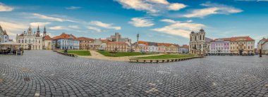 Birliğin Timisoara Meydanı Romanya Barok dönemi plazasında, merkezinde restoran ve barlarla çevrili bir fıskiye bulunan bir park bulunuyor.