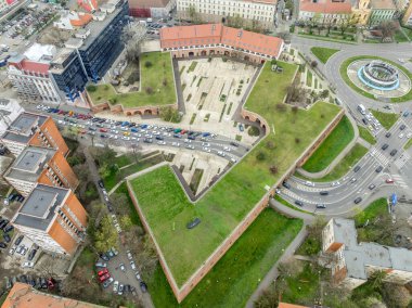 Timisoara 'daki Maria Theresia kalesinin hava manzarası, Romanya' nın şehir merkezinde kapılarından geçen araçlarla dolu bir ulaşım kapısı kullandı.