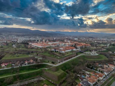 Alba Iulia 'nın (Gyulafehervar) havadan görünüşü. Surları, kaleleri, silah platformları olan yıldız kalesi. Tipik 18. yüzyıl askeri mimarisi örneği.
