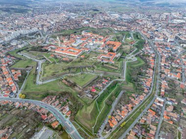 Alba Iulia 'nın (Gyulafehervar) havadan görünüşü. Surları, kaleleri, silah platformları olan yıldız kalesi. Tipik 18. yüzyıl askeri mimarisi örneği.