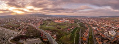 Alba Iulia 'nın (Gyulafehervar) havadan görünüşü. Surları, kaleleri, silah platformları olan yıldız kalesi. Tipik 18. yüzyıl askeri mimarisi örneği.