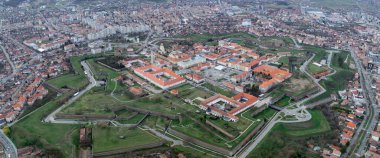 Alba Iulia 'nın (Gyulafehervar) havadan görünüşü. Surları, kaleleri, silah platformları olan yıldız kalesi. Tipik 18. yüzyıl askeri mimarisi örneği.