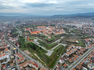 Alba Iulia 'nın (Gyulafehervar) havadan görünüşü. Surları, kaleleri, silah platformları olan yıldız kalesi. Tipik 18. yüzyıl askeri mimarisi örneği.