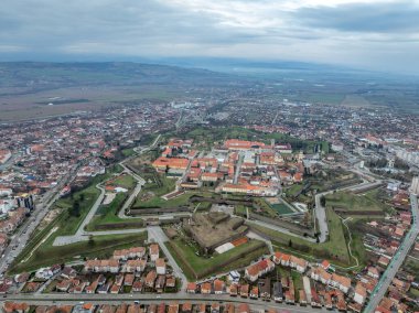 Alba Iulia 'nın (Gyulafehervar) havadan görünüşü. Surları, kaleleri, silah platformları olan yıldız kalesi. Tipik 18. yüzyıl askeri mimarisi örneği.