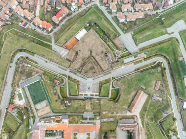 Yıldız kalesinin havadan görünüşü: Romanya 'daki Alba Iulia kalesinde yer alan kaleler, yedeklemeler, kuru hendekli ravelin ve piyade surları