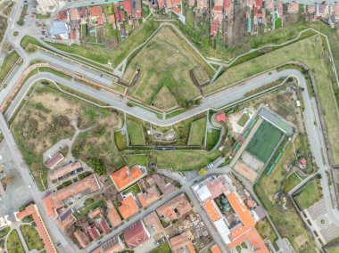 Yıldız kalesinin havadan görünüşü: Romanya 'daki Alba Iulia kalesinde yer alan kaleler, yedeklemeler, kuru hendekli ravelin ve piyade surları